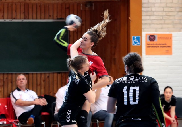 Kusy Szczecin (czerwone koszulki) - UKS Legnica 25:18 w finale MP juniorek.