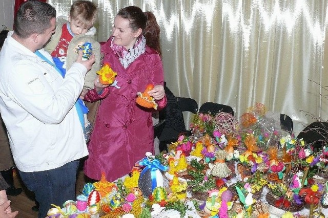 Ewa i Grzegorz Wojciechowscy zapoznali z tradycją wielkanocną swojego małego syna Bartosza.