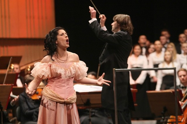 Lidia Kitlińska zachwycająco wykonała arię Musetty z opery "Cyganeria&#8221; Giacomo Pucciniego w towarzystwie chóru Instytutu Edukacji Muzycznej kieleckiego uniwersytetu.