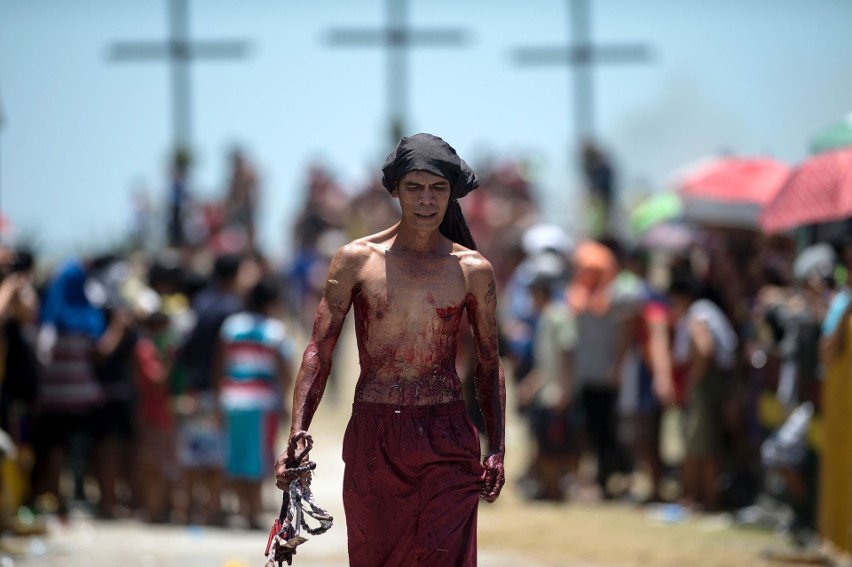 Wielki Piątek na Filipinach. Ochotnicy dali się ukrzyżować [ZDJĘCIA 18+]