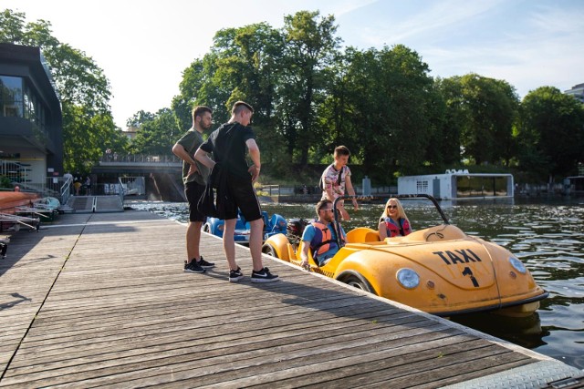 Długi weekend trwa, a to w weekendy właśnie w Przystani Bydgoszcz wypożyczyć można sprzęt wodny i zwiedzić miasto z perspektywy rzeki.W soboty i niedziele wypożyczalnia czynna jest w godz. 11-19. Wypożyczyć sprzęt wodny może praktycznie każdy - nie jest wymagany patent. Dostępne są: kajaki (1- i 2-osobowe), „samochodziki wodne” z napędem, rowery wodne tradycyjne, a nawet smocze łodzie.Zwiedzanie miasta z perspektywy rzeki to atrakcja turystyczna, ale także sposób na spędzenie wolnego czasu. Z wodnego sprzętu mogą bezpiecznie korzystać także rodziny z dziećmi, osoby do 16. roku życia pod opieką dorosłych. Na miejscu dostępni są instruktorzy. Szczegóły TUTAJ