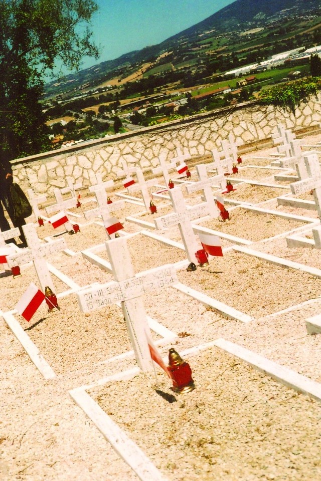 Rząd białych krzyży... Na cmentarzu niedaleko Ankony spoczywa 1080 polskich żołnierzy, w tym 36, którzy pochodzili z naszego regionu