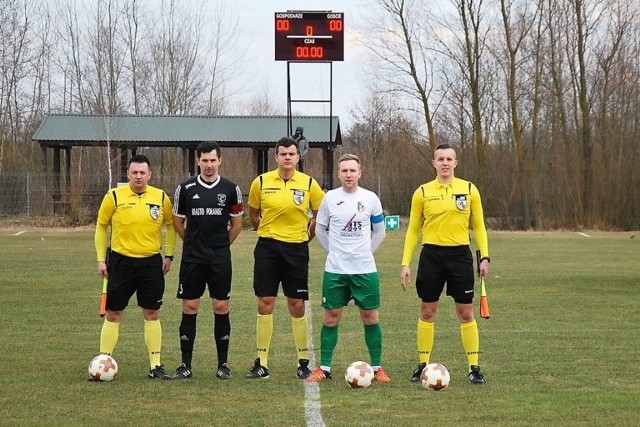 Maciej Witek (w czarnym stroju) w meczu z Podlasiem Biała Podlaska pełnił funkcję kapitana Czarnych Połaniec.