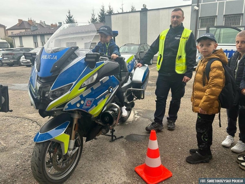 Dzieci ze szkoły w Stąporkowie odwiedziły koneckich policjantów
