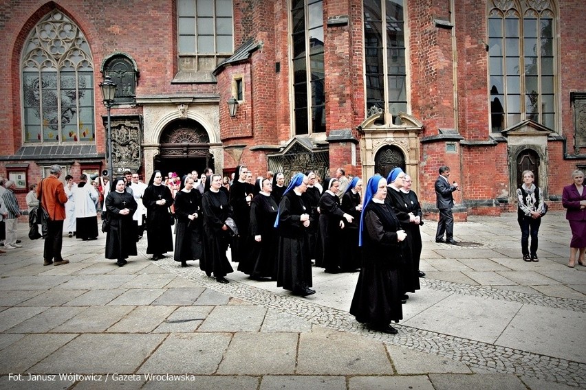 Przez Wrocław przeszła procesja z relikwiami św. Doroty i św. Stanisława (ZDJĘCIA)