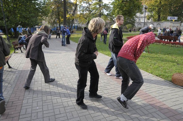 Flash Mob w Opolu - kurnik na placu Wolności.