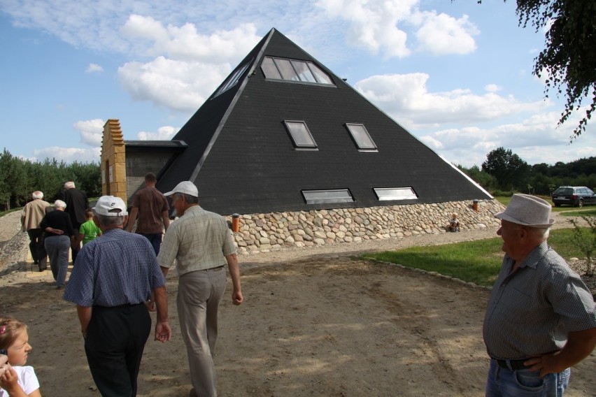 Nad Jeziorem Krosnowskim stanęła piramida Cheopsa, która ma leczyć ludzi [ZDJĘCIA]