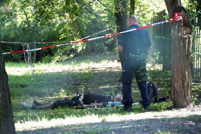 Zwłoki w Parku Zwierzynieckim w Białymstoku. Ciało mężczyzny znaleziono koło Cmentarza Wojskowego. Policja bada sprawę