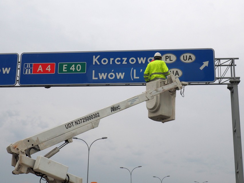 Modyfikację znaków zainaugurowano w środę na podkarpackim...