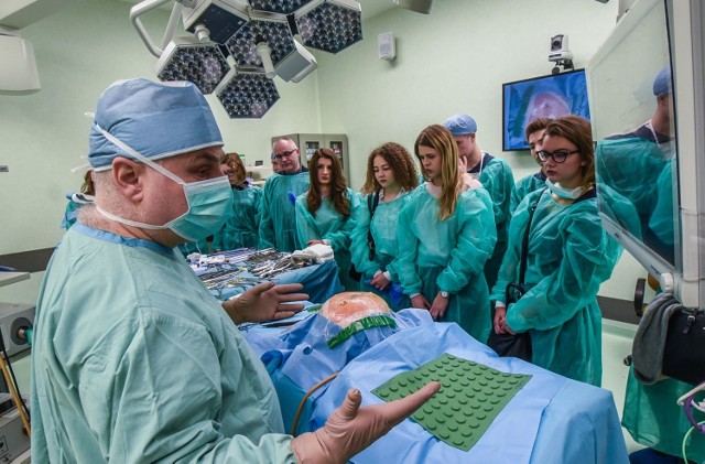 W sobotę, 3 grudnia po raz kolejny trwał w Bydgoszczy Dzień Nauki Medicalia. Na Collegium Medicum UMK pojawiły się tłumy. Wszyscy chcieli odkryć tajemnice medycyny. W tym roku naprawdę było z czego wybierać. Organizatorzy przygotowali dla odwiedzających ponad czterdzieści różnych wydarzeń. Zajęcia praktyczne, pokazy i wykłady prowadzili specjaliści w swoich dziedzinach. Podczas Medicaliów można było między innymi obejrzeć z bliska salę operacyjną i jej wyposażenie, posłuchać o technikach przeprowadzania niektórych zabiegów, dowiedzieć się czegoś ciekawego na temat dodawania chemii do pożywienia, poznać tajemnice barwników.Było też coś o wadach postawy, opiece nad seniorami i jodze dla młodych mam. Organizatorzy starali się przygotować coś ciekawego dla każdego. Chętnych do tego, by zobaczyć pracę lekarzy od kuchni nie brakowało. Jak co roku Medicalia spotkały się ze sporym odzewem.INFO Z POLSKI odc.12 - przegląd najciekawszych informacji ostatnich dni w kraju