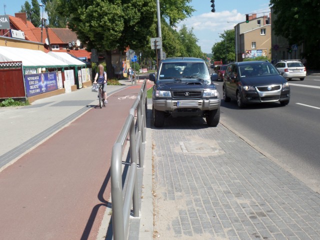 Jak przekonują drogowcy, barierki przy miejscach parkingowych zostaną ze względu na bezpieczeństwo przejeżdżających obok rowerzystów.