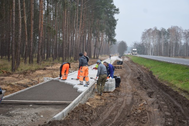 Ścieżka rowerowa będzie gotowa do końca roku. Robotnicy już kładą kostkę brukową, a miejsce budowy z dnia na dzień wygląda coraz lepiej