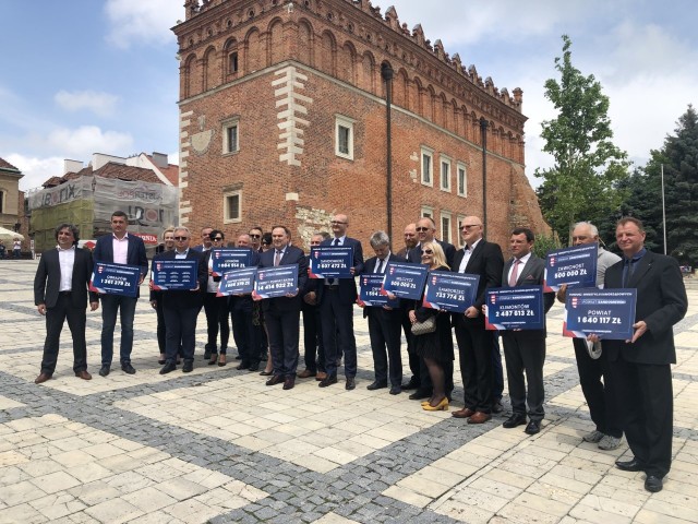 Samorządowcy z powiatu sandomierskiego otrzymali symboliczne czeki na wsparcie z tarczy samorządowej
