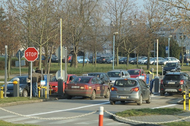 Od 1 grudnia pobierane są opłaty za parkowanie pozostawienie pojazdowe na parkingach pod Szpitalem Wielospecjalistycznym w Inowrocławiu. czuwa nad tym elektroniczny system wyposażony w stanowiska ze szlabanami