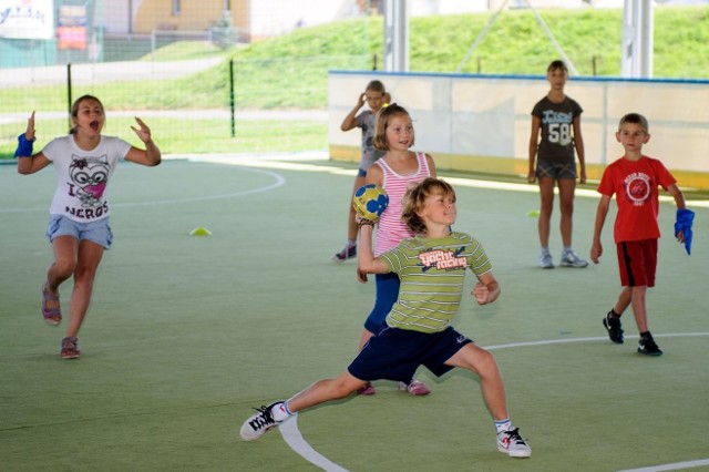 Dużą popularnością wśród dzieci spędzających wakacje w mieście cieszą się turnieje sportowe organizowane przez TOSiR i Pałac Młodzieży