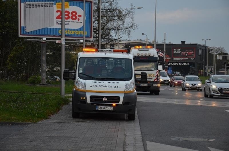 Wrocław: Wypadek na al. Karkonoskiej. Trzy osoby ranne (ZDJĘCIA)