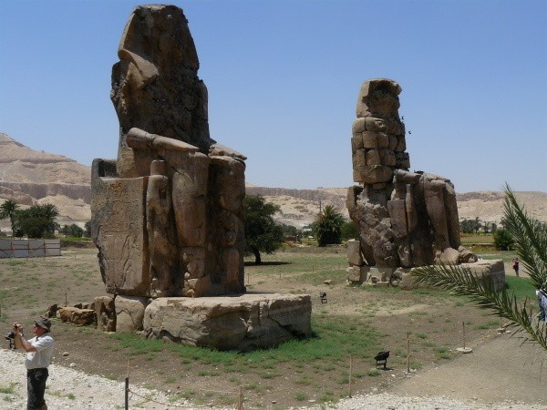 Kolosy Memnona w Tebach Zachodnich (obecny Luxor)