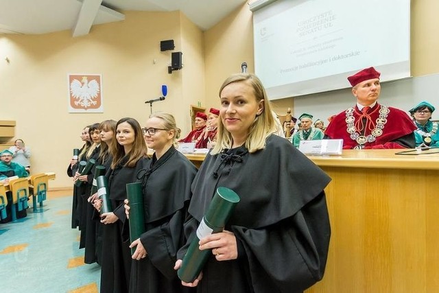 Uniwersytet Łódzki. Na zdjęciu jedna z ostatnich uroczystości promocji doktorów, wykształconych jeszcze przed reformą studiów trzeciego stopnia