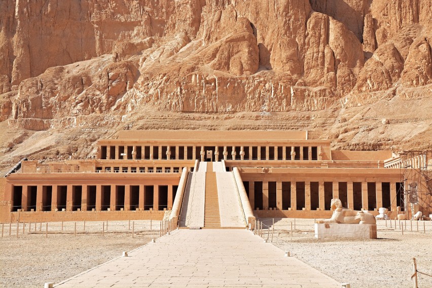Na zachodnim brzegu Nilu w Luksorze stoją świątynie kultu...