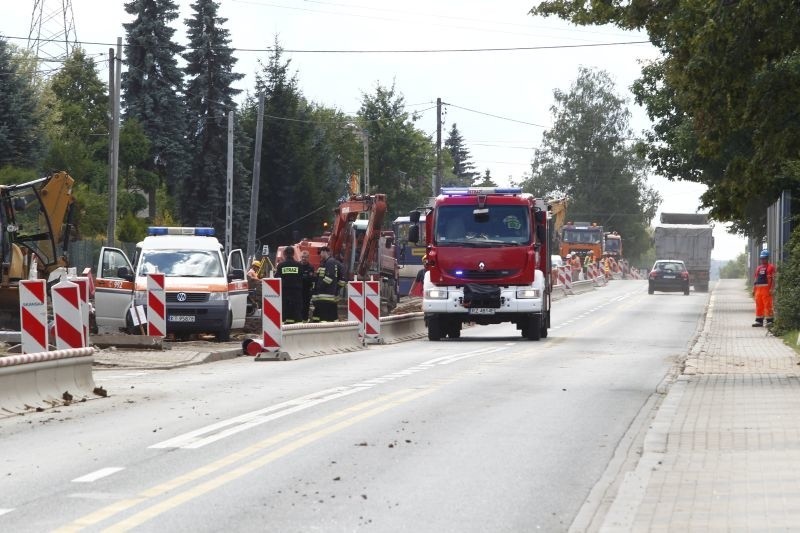 Zamknięta al. Sikorskiego w Rzeszowie. Operator koparki uszkodził gazociąg! [ZDJĘCIA INTERNAUTY]