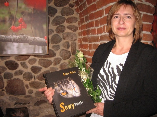 Jolanta Tabor, wdowa po Arturze mówila o jego pięknych albumach prezentując album "Sowy Polski".