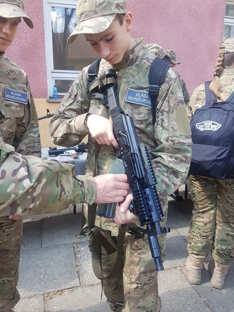Młodzież ucząca się w klasach mundurowych ZS nr1 w Opatowie...