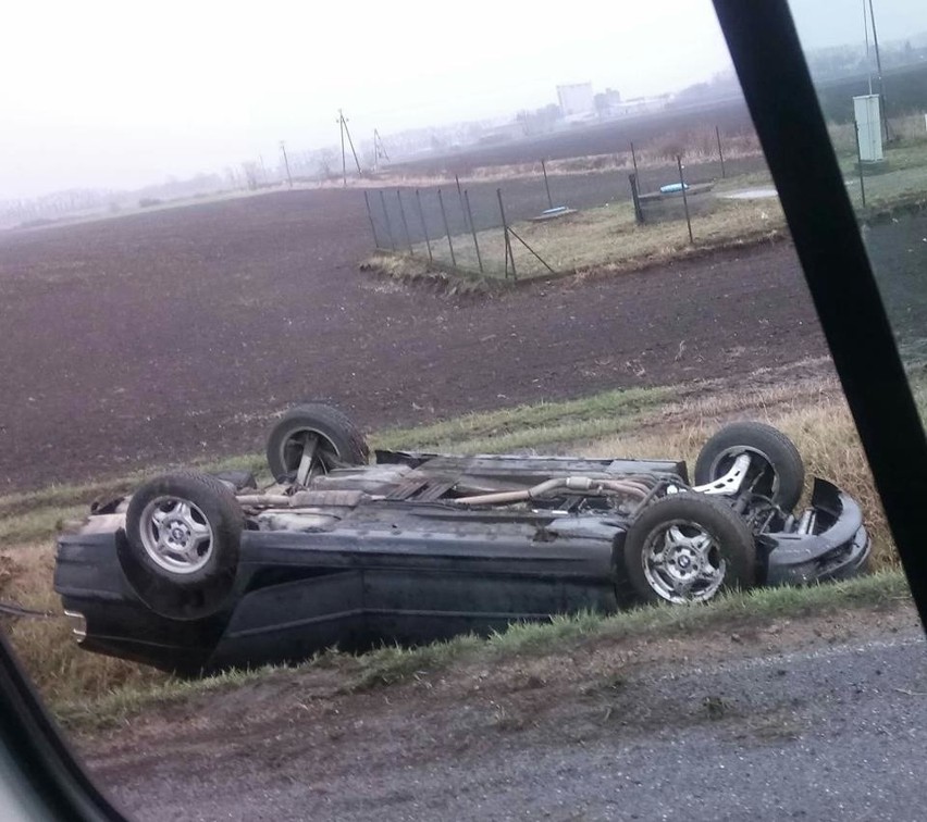 Wypadek na drodze Wrocław - Strzelin. Samochód dachował [ZDJĘCIA]     