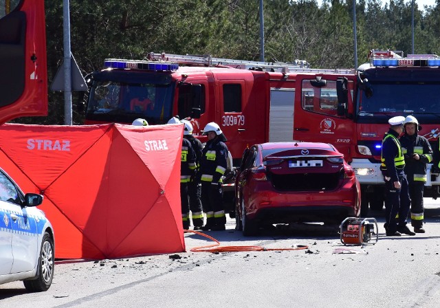 W poniedziałek około 13 na skrzyżowaniu ulic Perłowej, Spacerowej i Składowej w Nowinach, w powiecie kieleckim, doszło do śmiertelnego wypadku. Zderzyła się tam mazda i fiat punto. Kierowca punto zginał na miejscu. >>>Więcej zdjęć na następnych slajdach. Przesuń strzałką w prawo, by je zobaczyćWedług relacji świadków auta jechały w przeciwnych kierunkach. Szybko jadąca mazda miała wpaść w poślizg i uderzyć w fiata punto. W wyniku zderzenia na miejscu zginął kierowca fiata punto. Zgodnie z relacjami świadków i ratowników, był to mężczyzna mający około 70 lat. Do szpitala został też zabrany młody kierowca mazdy. Według wstępnych ustaleń kierowca fiata punto jechał od strony Woli Murowanej.  Zostało staranowany przez mazdę 5 prowadzoną przez 25-letniego mężczyznę. Jak twierdził świadek wypadku bardzo szybko jadącą z przeciwka w stosunku do fiata, od strony basenu Perła  mazdą zaczęło zarzucać już przed skrzyżowaniem z ulicami Składową i Spacerową. Według świadka wyglądało na to, że kierowca mazdy próbuje ratować sytuacją kontrując kierownicą w prawo, ale manewr ten nie przyniósł oczekiwanego rezultatu i samochód zjeżdżając na lewo wpadł na fiata. Pomimo szybkiej akcji ratunkowej życia jego kierowcy nie udało się uratować.