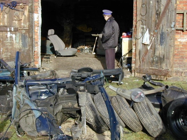 W jednym z domów w Kobylance przechowywano części samochodowe pochądzące z kradzieży.