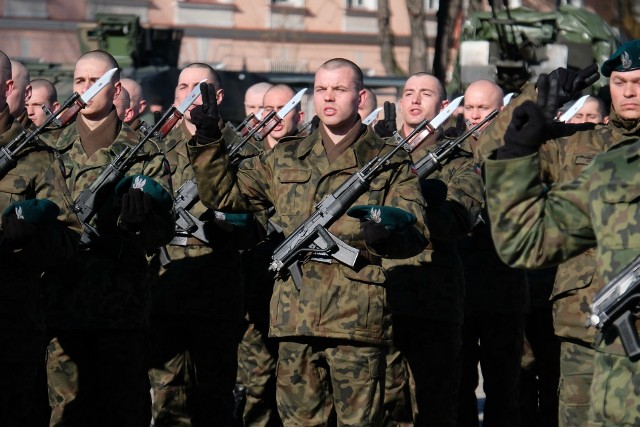 W sobotę w Przemyślu odbyła się uroczystość złożenia przysięgi wojskowej przez 70 żołnierzy służby przygotowawczej 5. Batalionu Strzelców Podhalańskich w Przemyślu i 21. Dywizjonu Artylerii Przeciwlotniczej w Jarosławiu. Zobacz także: Amerykańcy marines trenują w warunkach ostrej zimy