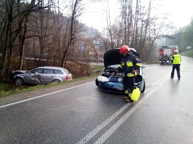 Naściszowa. Zderzenie dwóch samochodów. Cztery osoby, w tym dwójka dzieci, trafiły do szpitala