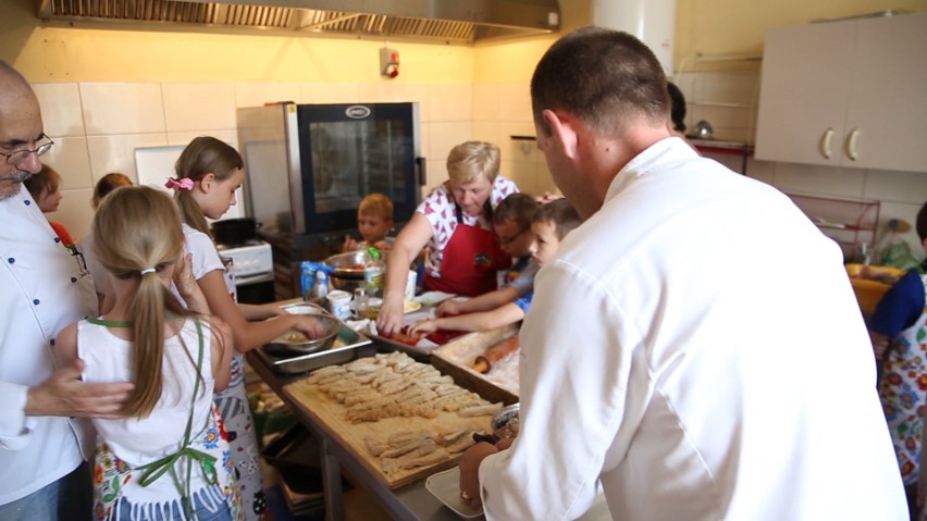 Dzieciaki uczyły sie gotować pod okiem gospodyń wiejskich i mistrzów kuchni
