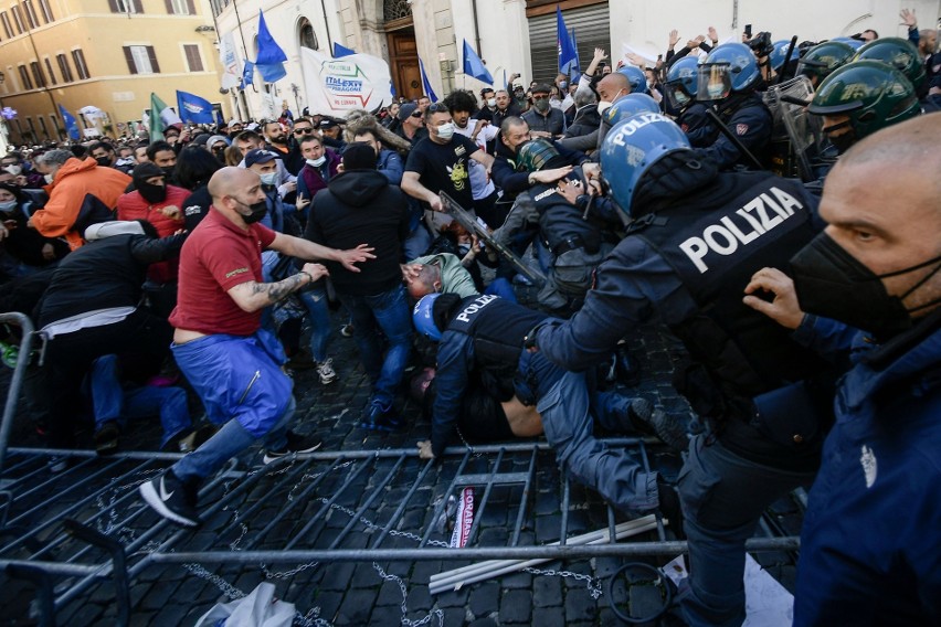 Koronawirus we Włoszech: Właściciele restauracji i siłowni mają dość obostrzeń. Protest w Rzymie i starcia z policją [ZDJĘCIA]