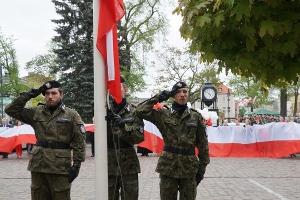 Flagę na maszt podnosi Związkek Strzelecki „Strzelec”