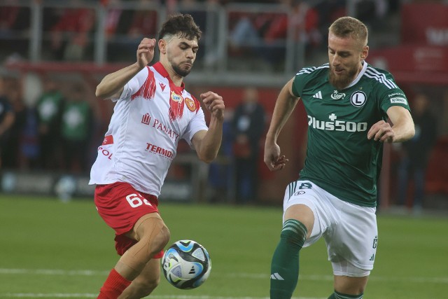 Widzew - Legia LIVE! Duże zadymienie. Sędzia Marciniak musiał przerwać grę