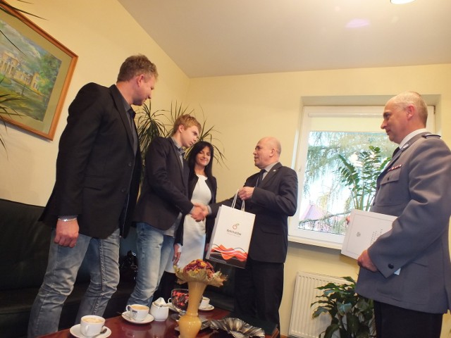 Nastoletni bohater z Bełchatowa został nagrodzony przez prezydenta Marka Chrzanowskiego i komendanta Sławomira Barasińskiego