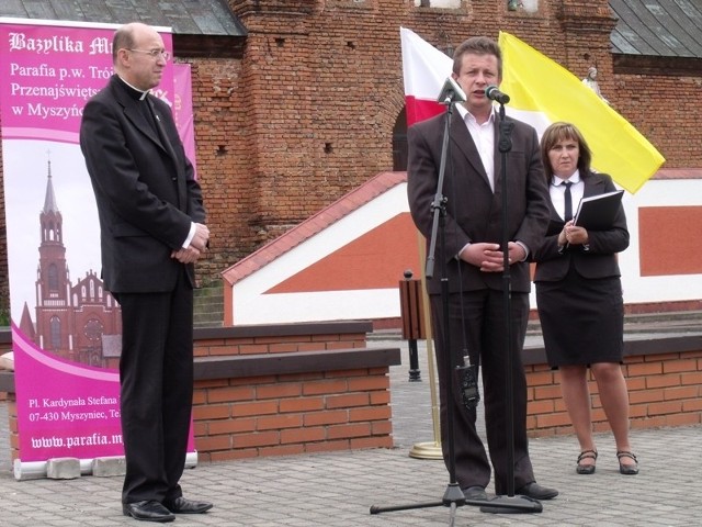 Burmistrz, proboszcz i szefowa komitetu w Myszyńcu pokazali dzisiaj znaki identyfikacyjne uroczystości