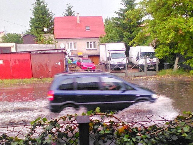 Tak po sobotniej ulewie wyglądała ulica Kołobrzeska. Woda zalała całą ulice, bo kanalizacja nie nadążała z jej odbiorem.