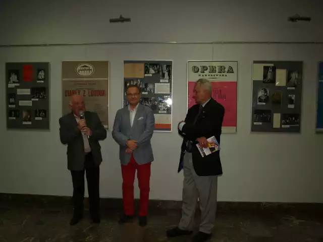 Adam Czopek (z lewej) przekazał wystawę pokazującą karierę Krystyny Jamroz  Busku. Obok dyrektor festiwalu Artur Jaroń i Sergiusz Mikulicz.