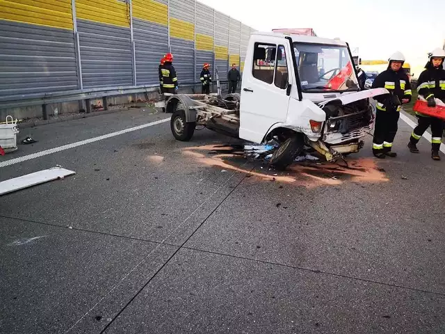 Do groźnego wypadku doszło w poniedziałek (14 października) na drodze ekspresowej S8 w powiecie pabianickim. W miejscowości Jadwinin (na 219 kilometrze drogi w kierunku Warszawy) tir zderzył się z busem. Jedna osoba została ranna. Przez ponad godzinę droga była nieprzejezdna.Zobacz zdjęcia z wypadku na następnych kartach