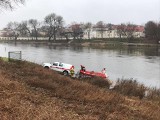Samochód wpadł do Warty w Gorzowie. W środku znaleziono zwłoki mężczyzny. Auto spadło z mostu?