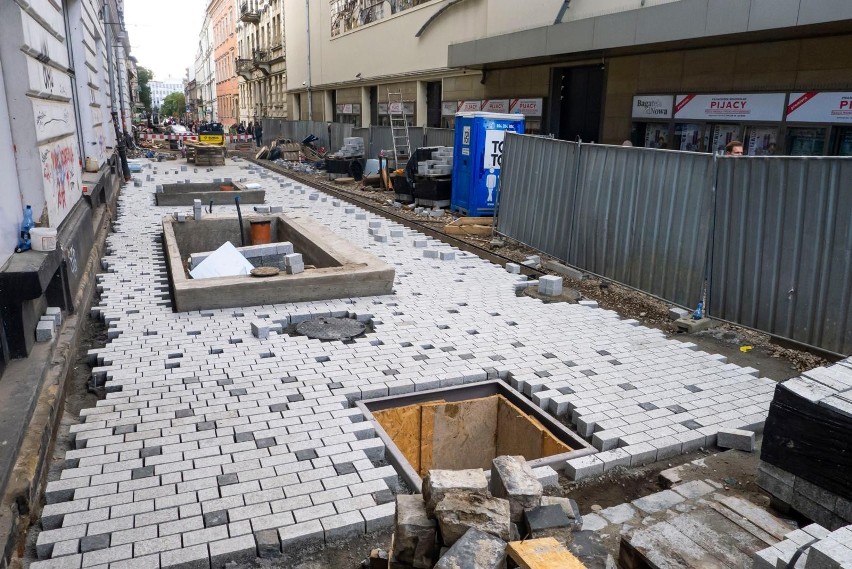 Kraków. Niestety, na Krupniczej trzeba zerwać już ułożoną nową kostkę