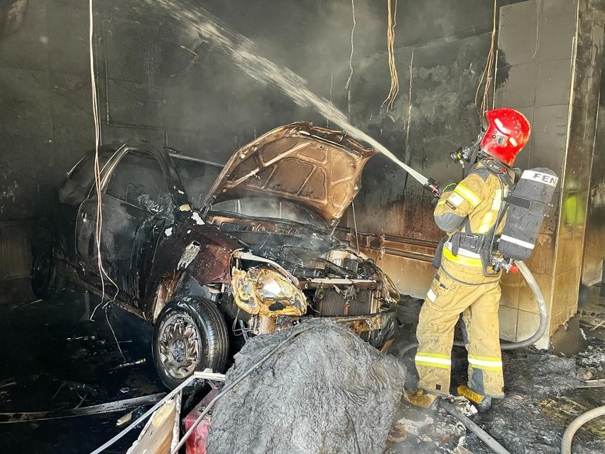 Pożar warsztatu z samochodem w środku w miejscowości Górny Młyn. W akcji cztery zastępy strażackie