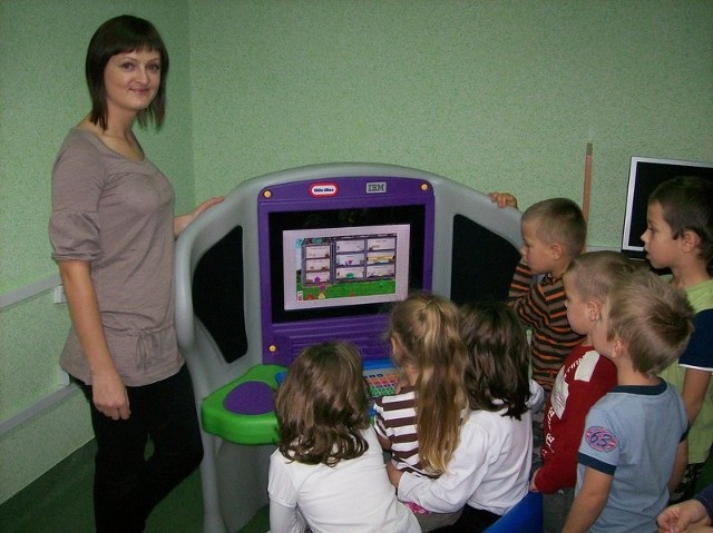 - Dzieci w naszym przedszkolu mają teraz oryginalny komputer, wspaniałe urządzenie do edukacji &#8211; mówi Ewa Łomża, pracująca w Samorządowym Przedszkolu w Klwowie.