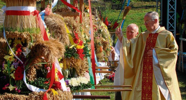 Dożynkowe wieńce poświęcił pochodzący z Bolowa ksiądz Jan Bil