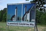 Gmina Czarne. Prywatny kościół powstanie w okolicach Wronkowa? Tablica z napisem „Tu powstanie kościół  św. Rity” stanęła przy drodze