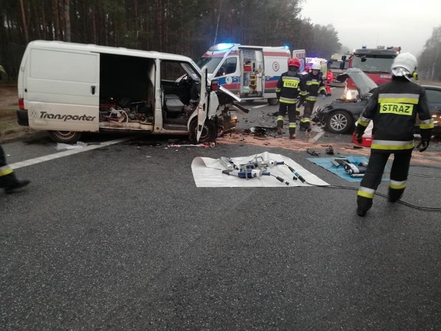 Jak informuje Komenda Miejska PSP w Bydgoszczy, w wyniku czołowego zderzenia samochodu osobowego Audi oraz VW T4 na DK nr 10 (na wysokości Solca Kujawskiego) zostały poszkodowane 3 osoby. Droga po wypadku została całkowicie zablokowana. Do wypadku doszło około godziny 7 rano w piątek, 16 listopada. W działaniach brały udział 4 zastępy straży. Na miejscu pojawiło się r&oacute;wnież pogotowie ratunkowe oraz policja. - Trzy osoby zostały zabrane do szpitala - informuje w rozmowie z nami KM PSP w Bydgoszczy, kt&oacute;rej jednostki zostały wysłane na miejsce wypadku.Jak informują strażacy z OSP w Solcu Kujawskim, kt&oacute;rych jednostki pomagały w akcji, wypadek wydarzył się pomiędzy ulicą Leśną, a Rudami. Strażacy musieli użyć sprzętu hydraulicznego aby uwolnić poszkodowanych.Jak poinformowała nas przed godziną 9 OSP w Solcu Kujawskim, droga jest już przejezdna.&lt;iframe src=&quot;https://www.google.com/maps/embed?pb=!1m18!1m12!1m3!1d27127.890672582944!2d18.190027149638183!3d53.06009083761745!2m3!1f0!2f0!3f0!3m2!1i1024!2i768!4f13.1!3m3!1m2!1s0x47033ee34208fbf5:0x73910464ec873b36!2sSolec Kujawski!5e0!3m2!1spl!2spl!4v1542350780861&quot; width=&quot;600&quot; height=&quot;450&quot; frameborder=&quot;0&quot; style=&quot;border:0&quot; allowfullscreen&gt;&lt;/iframe&gt;(sier)ZOBACZ: Ogrody pełne wody, odc. 3. Ten projekt to wyzwanie&lt;iframe src=&quot;https://www.facebook.com/plugins/video.php?href=https://www.facebook.com/ExpressBydgoski/videos/2204108862956909/&amp;show_text=0&amp;width=560&quot; width=&quot;560&quot; height=&quot;315&quot; style=&quot;border:none;overflow:hidden&quot; scrolling=&quot;no&quot; frameborder=&quot;0&quot; allowTransparency=&quot;true&quot; allowFullScreen=&quot;true&quot;&gt;&lt;/iframe&gt;