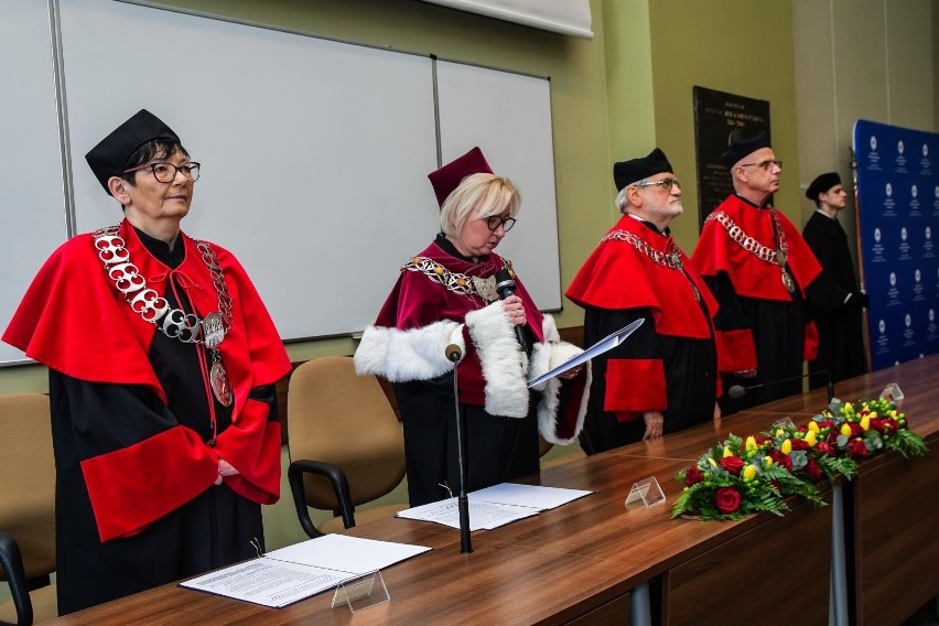W Collegium Medicum w Bydgoszczy ponad 40 osób odebrało dyplomy doktorskie [zdjęcia]