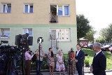 Konferencja ministra Waldemara Budy przy ul. Kolejowej w Zgierzu. Nadchodzą zmiany dla najemców byłych mieszkań pracowniczych