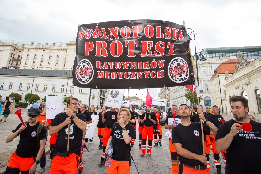 Protesty ratowników medycznych odbywały się w ubiegłym roku...